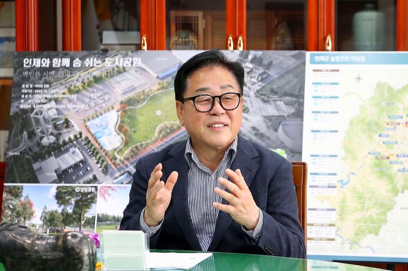 최상기 인제군수가 지난 16일 파이낸셜뉴스와의 인터뷰에서 다가오는 KTX 시대를 앞두고 국도 31호선 직선화 사업의 당위성을 설명하고 있다. 인제군 제공