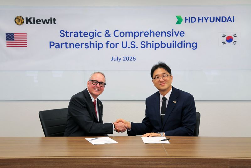 [서울=뉴시스] HD현대가 미국 종합 EPC 기업 키윗(Kiewit)과 '조선 사업 협력을 위한 전략적 파트너십'을 체결했다. 사진은 미국 텍사스주 코퍼스크리스티에 있는 키윗오프쇼어 본사에서 열린 체결식에 참석한 최한내 HD한국조선해양(오른쪽) 기획부문장과 채드 존슨(Chad Johnson) 키윗 CEO. (사진=HD현대 제공) 2026.07.19 photo@newsis.com *재판매 및 DB 금지