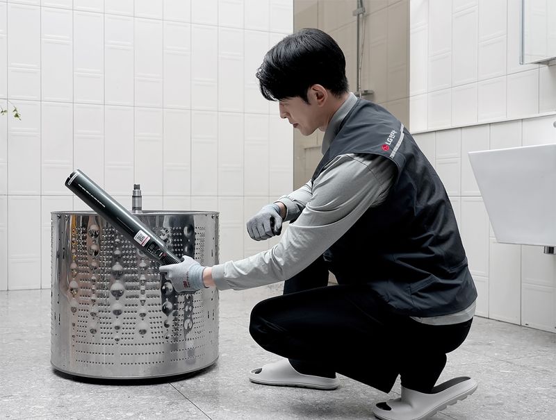 LG전자 관계자가 가전 제품을 관리하고 있다.(LG전자 제공)/뉴스1