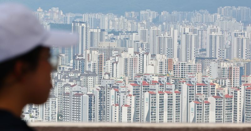[서울=뉴시스] 황준선 기자 = 가계부채 증가세로 국민은행을 선두로 시중은행이 주택담보 대출을 줄이자 대출문이 더 좁아지기 전 자금을 확보해두려는 수요가 몰린 것으로 나타났다. 지난 8일 기준 5대 시중은행의 가계대출 잔액은 775조9563억원으로 집계되며 지난달 말 774조9608억원에서 이달 들어 일주일여 만에 9955억원 증가한 규모를 보였다. 사진은 12일 서울 남산에서 바라본 아파트 밀집지역의 모습. 2026.07.12. hwang@newsis.com /사진=뉴시스