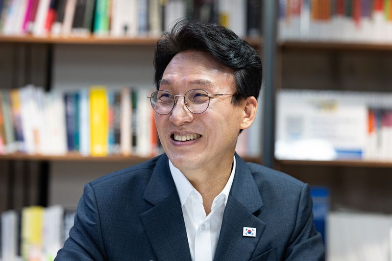 더불어민주당 당권 도전에 나선 김민석 전 총리가 지난 15일 서울 여의도 민주당사 당원존에서 4대 혁신안 발표에 앞서 참석 의원들과 대화하고 있다. 2026.7.15 ⓒ 뉴스1 유승관 기자