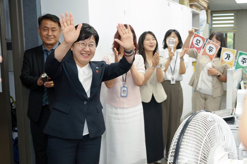 고의숙 제주특별자치도교육감이 지난 3일 도교육청 부서를 찾아 직원들에게 인사하고 있다. 고 교육감은 학교를 관리하는 행정에서 교육활동을 지원하는 행정으로 조직 운영의 중심을 옮기고, 공문과 반복 업무를 줄이는 행정혁신을 추진할 방침이다. /사진=제주특별자치도교육청 제공