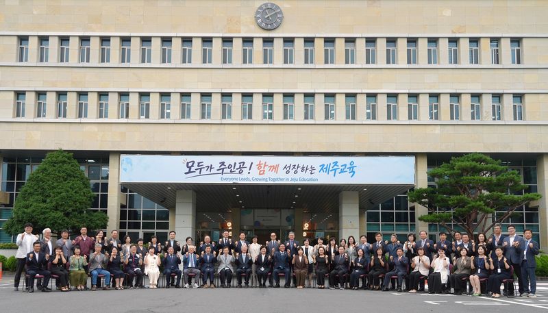 고의숙 제주특별자치도교육감과 교육청 관계자들이 지난 3일 도교육청 본관 앞에서 새 교육지표 ‘모두가 주인공, 함께 성장하는 제주교육’ 제막식을 마친 뒤 기념촬영을 하고 있다. 새 교육지표는 학생과 교직원, 학부모, 지역사회가 각각 교육의 주체로 참여한다는 방향을 담았다. /사진=제주특별자치도교육청 제공