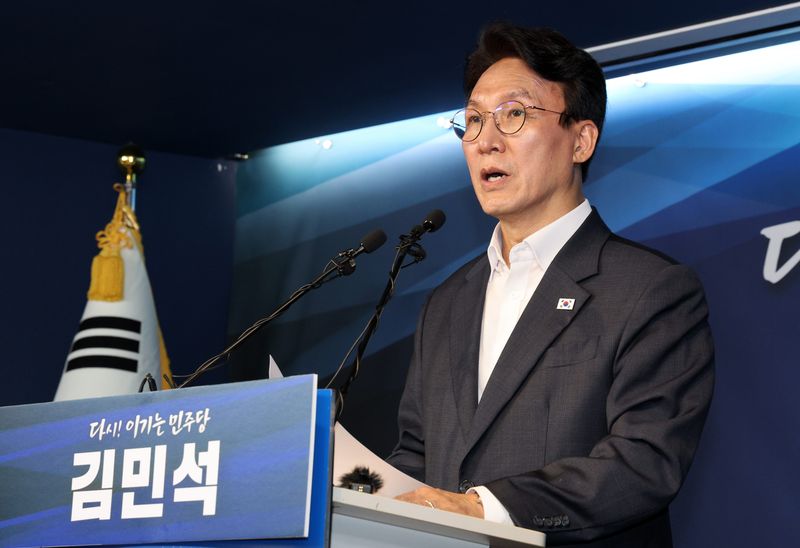 [서울=뉴시스] 고범준 기자 = 더불어민주당 8·17 전당대회 당 대표 후보 출마를 선언한 김민석 전 국무총리가 15일 서울 여의도 더불어민주당 중앙당사에서 4대혁신안 발표를 하고 있다. 2026.07.15. bjko@newsis.com