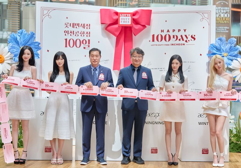16일 롯데면세점 인천공항점 오픈 100일 기념행사에서 김동하 롯데면세점 대표이사(왼쪽에서 세 번째), 김창규 인천국제공항공사 운영본부장(오른쪽에서 세 번째), 롯데면세점 모델 에스파(aespa)가 기념 리본 커팅식을 진행하고 있다. (사진=롯데면세점 제공) *재판매 및 DB 금지