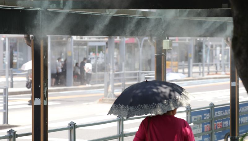 제주시청 인근 버스정류장에 폭염피해에 대비한 쿨링포그(Cooling Fog) 시스템이 작동되고 있다. 제주도는 이날 오전 11시10분 재난안전대책본부 비상 1단계를 발령하고 야외근로자와 취약계층 보호에 나섰다. /사진=뉴시스