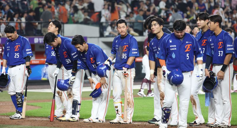 17일 대전 한화생명볼파크에서 열린 2026 신한 SOL KBO리그 키움 히어로즈와 한화 이글스의 경기에서 한화가 7대6 패배하며 인사하고 있다. 2026.7.17 ⓒ 뉴스1 김기남 기자