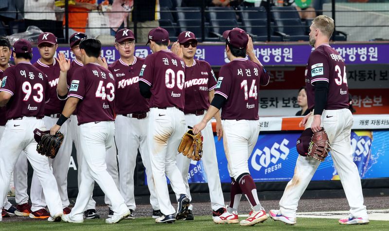 17일 대전 한화생명볼파크에서 열린 2026 신한 SOL KBO리그 키움 히어로즈와 한화 이글스의 경기에서 키움이 7대6 승리하며 선수들이 하이파이브 하고 있다. 2026.7.17 ⓒ 뉴스1 김기남 기자