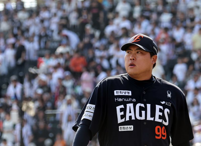 17일 오후 경기 수원시 장안구 KT위즈파크에서 열린 '2026 신한은행 SOL KBO리그' 한화 이글스와 KT 위즈의 경기, 한화 선발 류현진이 5회말 이닝을 실점 없이 마친 뒤 더그아웃으로 향하고 있다. 2026.5.17 ⓒ 뉴스1 김진환 기자