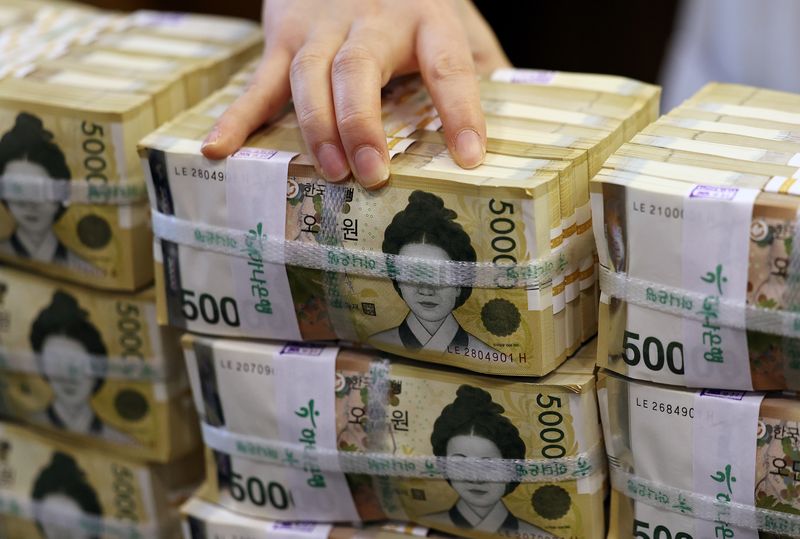 서울 중구 하나은행 위변조대응센터에서 관계자가 원화 5만원권 지폐를 정리하고 있다. 2026.2.24 ⓒ 뉴스1 구윤성 기자