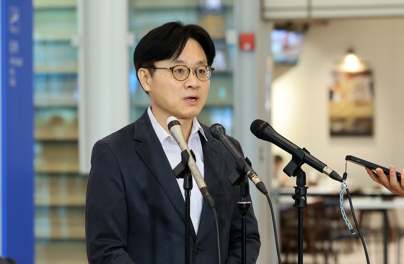 김정관 산업통상부 장관이 대미 전략적 투자 프로젝트를 비롯한 양국 산업·통상 분야 협력 강화방안 협상을 마치고 10일 인천국제공항 2터미널로 귀국해 취재진 질문에 답하고 있다. 2026.5.10 ⓒ 뉴스1 이호윤 기자