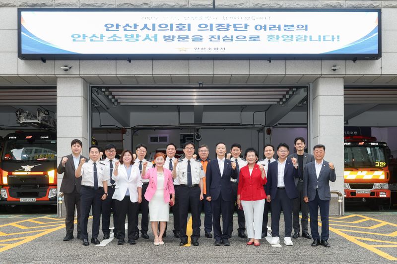 [안산=뉴시스] 안산시의회 제10대 전반기 의장단이 15일 안산소방서를 방문해 소방서 관계자들과 기념촬영을 하고 있다. (사진=안산시의회 제공) 2026.07.19. photo@newsis.com *재판매 및 DB 금지