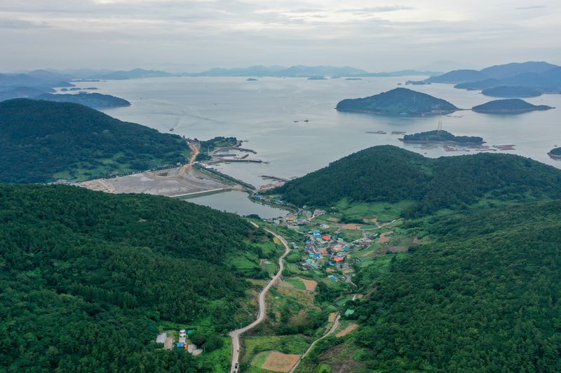 [여수=뉴시스] 이영주 기자 = 2026여수섬박람회가 개막 51일을 앞둔 가운데 16일 오후 전남광주 여수시 화정면 개도 상공이 흐린 날씨를 보이고 있다. 2026.07.16. leeyj2578@newsis.com