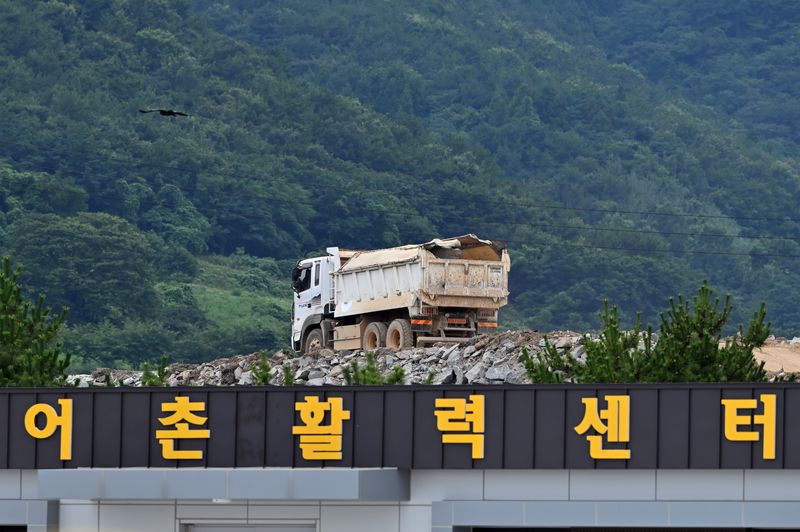 [여수=뉴시스] 이영주 기자 = 2026여수세계섬박람회 개막 51일을 앞둔 16일 오후 전남광주 여수시 화정면 개도에서 행사 편의시설 조성사업이 한창이다. 여수세계섬박람회 부행사장인 개도에서는 박람회와 연계하는 섬섬캠핑장·마녀목공원과 주차장 조성사업이 진행되고 있다. 여수시는 이달 안으로 개도 내 행사장 등 편의시설 조성 사업을 모두 마친다는 계획이다. 2026.07.16. leeyj2578@newsis.com