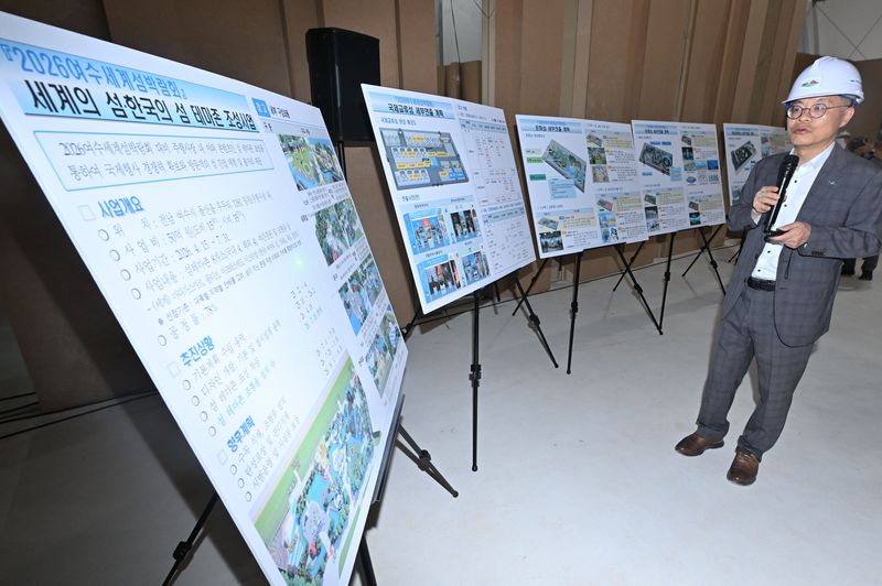 [여수=뉴시스] 이영주 기자 = 김종기 2026 여수세계섬박람회 조직위원장이 16일 오전 전남광주 여수시 진모지구 섬박람회 주행사장에서 언론인들을 상대로 공정상황을 설명하고 있다. 2026.07.16. leeyj2578@newsis.com