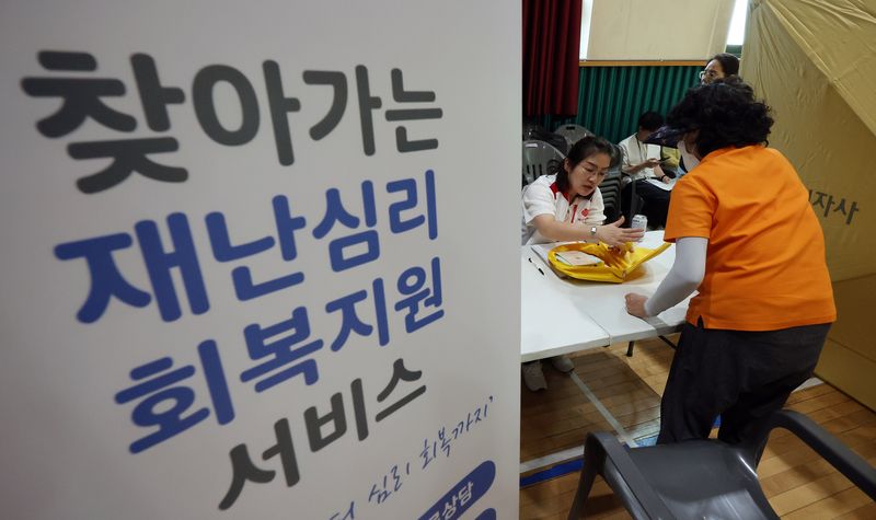 19일 인천 서해구 신현동 신현초등학교 체육관에 마련된 쿠팡 물류센터 화재 임시 대피소에서 한 시민이 재난심리 회복지원 상담을 받고 있다. 전날 오전 6시 54분쯤 발생한 화재는 24시간을 넘긴 이날 오후까지 꺼지지 않고 있다. 2026.7.19 ⓒ 뉴스1 김진환 기자