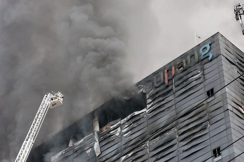 19일 오전 인천 서해구 석남동 쿠팡32물류센터에서 화재가 발생해 소방당국이 진압을 하고 있다. 전날 오전 6시 54분쯤 발생한 화재는 24시간을 넘긴 이날 오전까지 꺼지지 않고 있다. 2026.7.19 ⓒ 뉴스1 이광호 기자