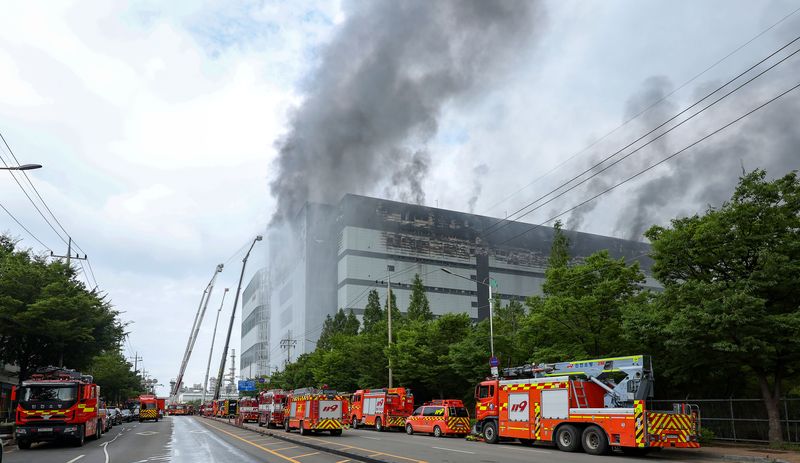[인천=뉴시스] 김선웅 기자 = 19일 인천 서해구 석남동 쿠팡32물류센터에서 소방당국이 전날 발생한 화재를 진압하고 있다. 전날 오전 6시54분쯤 발생한 화재는 27시간 넘게 이어지고 있으며 소방당국은 오후 11시쯤 초진이 가능할 것으로 예상하고 있다. 2026.07.19. mangusta@newsis.com