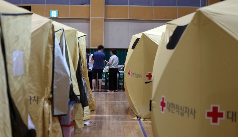 [인천=뉴시스] 김선웅 기자 = 19일 인천 서해구 신현초등학교 체육관에서 쿠팡 물류센터 화재 임시 대피소가 설치돼 운영되고 있다. 2026.07.19. mangusta@newsis.com
