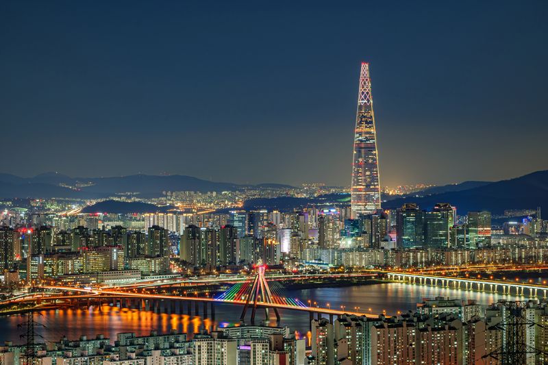 [서울=뉴시스] 지난 13일 디지털 여행 플랫폼 아고다는 일본 최대 명절인 '오봉' 연휴 기간을 앞두고 일본인들이 해외 여행에 관심을 보이고 있다고 발표했다. 전년 대비 해외 여행지 검색 증가율 순위에서 태국 파타야가 18%로 1위를 차지한 가운데, 서울은 17%로 2위에 이름을 올렸다. (사진=유토이미지)