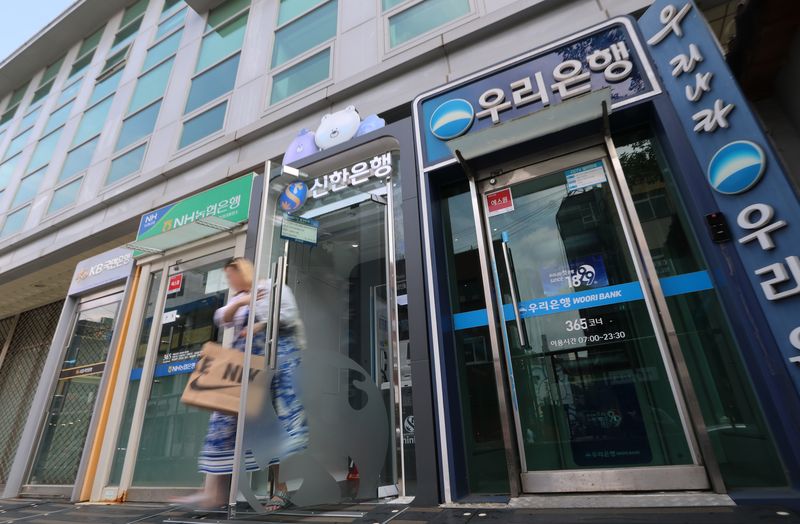 국내 주요 시중은행들의 올해 가계대출 여력이 사실상 모두 소진된 것으로 나타났다. 19일 금융권에 따르면 5대 은행(KB국민·신한·하나·우리·NH농협)의 지난 15일 기준 가계대출 잔액(정책성 대출 제외)은 649조 6612억원으로 지난해 말 644조 9700억원 대비 4조6912억원 늘어났다. 사진은 19일 서울 시내에 설치된 시중은행 ATM 기기 모습. 뉴스1