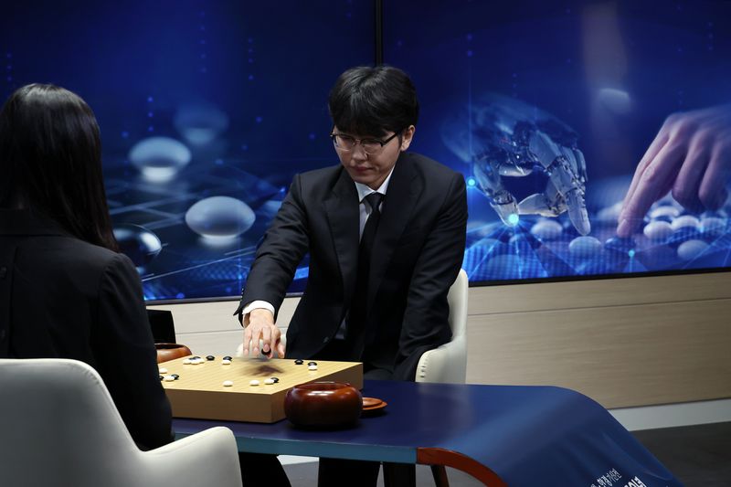 [서울=뉴시스] 고승민 기자 = 17일 서울 한국경제TV 스튜디오에서 열린 쎈수학-한경 기신전 신진서 9단 대 공개 바둑 AI 프로그램 카타고의 경기, 신진서 9단이 수를 놓고 있다. 2026.07.17. kkssmm99@newsis.com