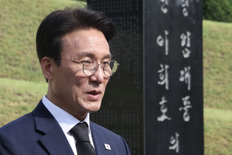 [서울=뉴시스] 김명년 기자 = 더불어민주당 당대표 후보인 김민석 전 총리가 17일 오전 서울 동작구 국립서울현충원에서 김대중 전 대통령 묘역을 참배한 뒤 발언하고 있다. 2026.07.17. kmn@newsis.com