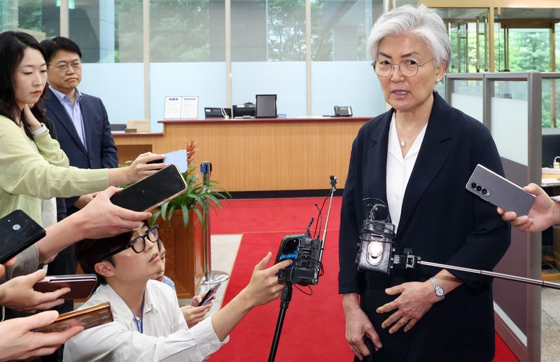 강경화 주미국대한민국대사가 15일 오후 서울 종로구 정부서울청사 별관 외교부에서 조현 외교부 장관과 면담에 앞서 취재진의 질문을 받고 있다. 2026.7.15 ⓒ 뉴스1 김명섭 기자