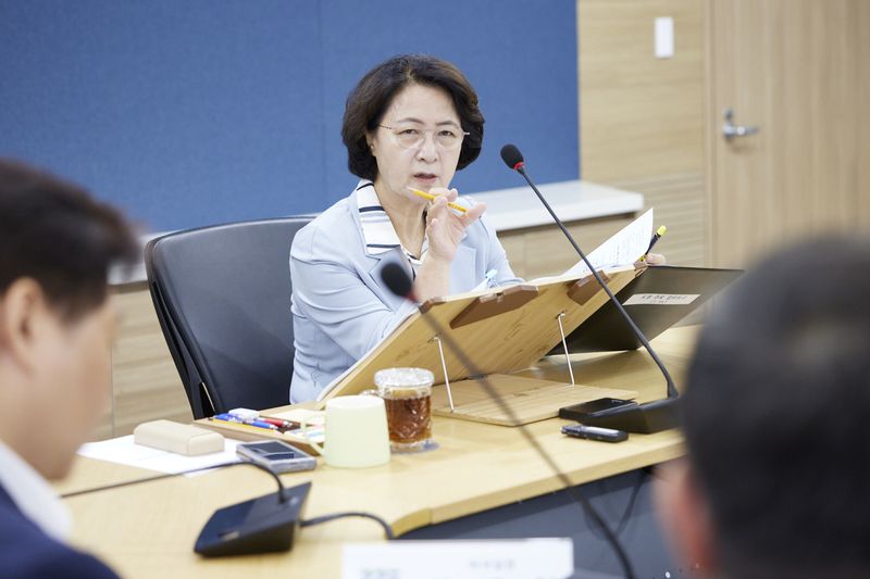 [수원=뉴시스] 추미애 경기도지사가 16일 경기도청 5층 서희홀에서 실·국, 산하기관 업무 보고를 받고 있다. (사진=경기도 제공) 2026.07.16. photo@newsis.com *재판매 및 DB 금지