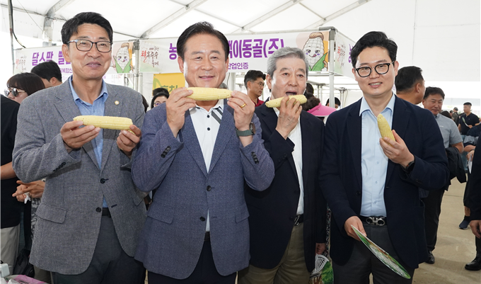 신영재 홍천군수와 전명준 홍천문화재단 이사장(사진 왼쪽 두번째, 세번째)이 제30회 홍천찰옥수수축제 현장에서 옥수수를 시식하고 있다. 홍천문화재단 제공