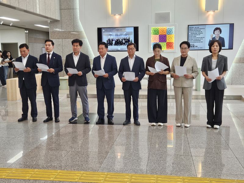 [안양=뉴시스] 박석희기자=안양시 의회 국민의힘 교섭단체가 16일 오후 4시 의회 로비에서 기자회견을 열고 있다.