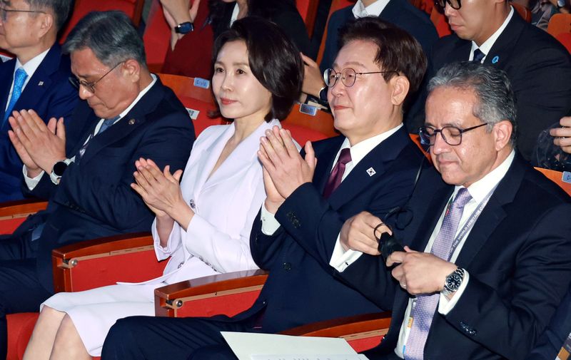 [부산=뉴시스] 김진아 기자 = 이재명 대통령과 김혜경 여사가 19일 부산에서 열린 제48차 유네스코 세계유산위원회 개회식에서 박수를 치고 있다. 왼쪽부터 허민 국가유산청장, 김 여사, 이 대통령, 칼레드 엘에나니 유네스코 사무총장. 2026.07.19. bluesoda@newsis.com