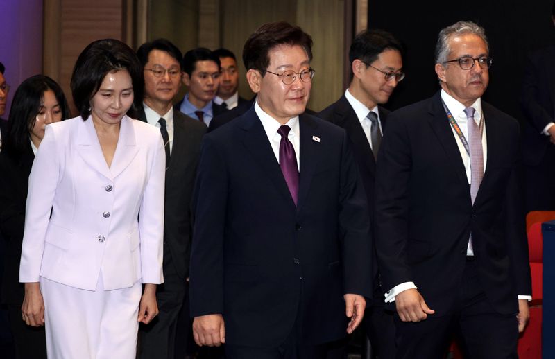 [부산=뉴시스] 김진아 기자 = 이재명 대통령과 김혜경 여사, 칼레드 엘에나니 유네스코 사무총장이 19일 부산에서 열린 제48차 유네스코 세계유산위원회 개회식에 입장하고 있다. 2026.07.19. bluesoda@newsis.com
