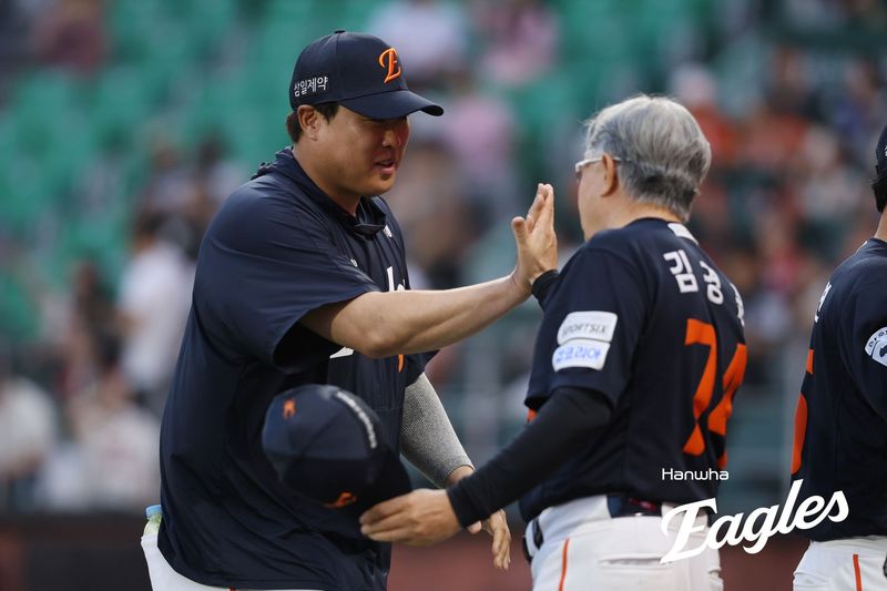 [서울=뉴시스] 프로야구 한화 이글스의 류현진이 28일 인천 SSG랜더스필드에서 열린 2026 신한 쏠 KBO리그 SSG 랜더스전에서 승리한 뒤 김경문 감독과 하이파이브를 하고 있다. (사진=한화 이글스 제공) 2026.06.28. *재판매 및 DB 금지