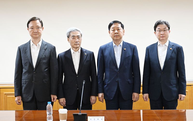 구윤철 부총리 겸 재정경제부 장관이 지난 16일 서울 중구 은행연합회에서 열린 시장상황점검회의(F4)에서 기념촬영을 하고 있다. 왼쪽부터 이찬진 금융감독원장, 신현송 한국은행 총재, 구윤철 부총리, 이억원 금융위원장. 사진=뉴스1