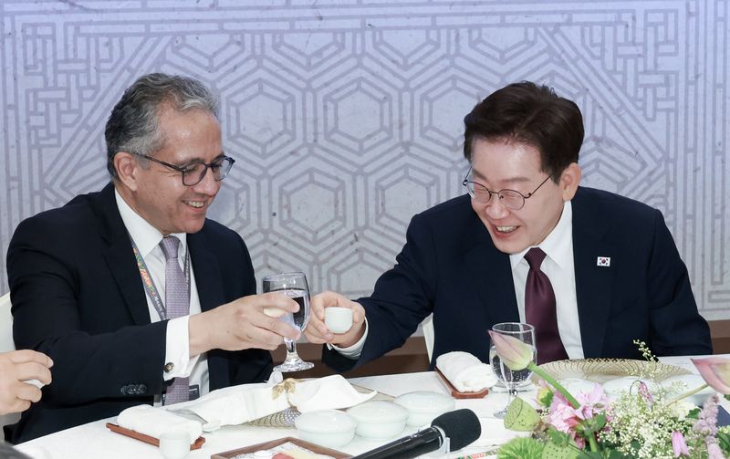 이재명 대통령이 19일 부산에서 열린 제48차 유네스코 세계유산위원회 내빈 만찬에서 건배를 하고 있다. (청와대통신사진기자단) 2026.7.19 ⓒ 뉴스1 이재명 기자