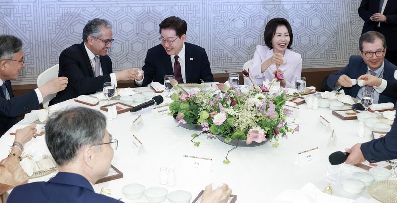 이재명 대통령이 19일 부산에서 열린 제48차 유네스코 세계유산위원회 내빈 만찬에서 건배를 하고 있다. (청와대통신사진기자단) 2026.7.19 ⓒ 뉴스1 이재명 기자