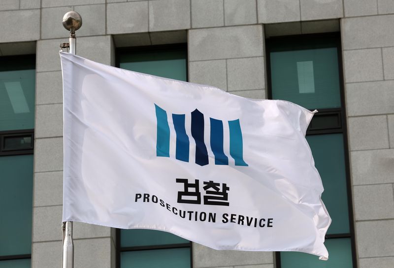 [서울=뉴시스] 이영환 기자 = 이명박 정부 시절 제3노총 설립과 관련해 '노조 분열 공작' 재판에서 위증한 혐의로 고발된 임태희 전 대통령실장이 약식기소됐다. 사진은 서울 서초구 대검찰청의 검찰 깃발이 펄럭이는 모습. 2026.07.19. 20hwan@newsis.com