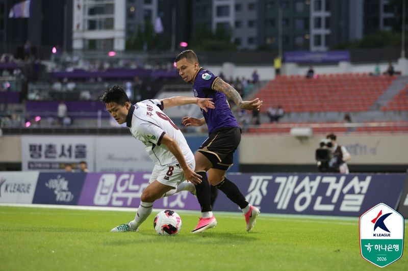 [서울=뉴시스] 프로축구 K리그1 광주FC의 주세종, FC안양의 마테우스. (사진=한국프로축구연맹 제공)