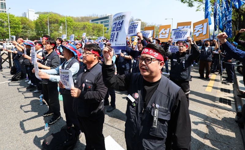 [서울=뉴시스] 권창회 기자 = 금속노조 조합원들이 15일 서울 서초구 현대차그룹 본사 인근에서 열린 현대차그룹 원청교섭 쟁취 금속노조 결의대회에서 구호를 외치고 있다. 2026.04.15. kch0523@newsis.com