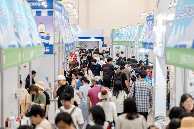 2026 부산브랜드페스타 행사장을 찾은 방문객들이 전시 부스를 둘러보고 있다.(부산시 제공. 재판매 및 DB금지)