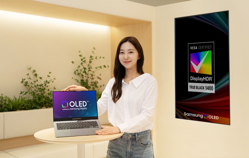 [서울=뉴시스] VESA의 새로운 고휘도 디스플레이 인증 등급 'DisplayHDR™ True Black 1400' 획득을 지원하는 삼성디스플레이의 노트북용 탠덤 OLED 데모 제품 (사진=삼성디스플레이 제공) 2026.07.20. photo@newsis.com *재판매 및 DB 금지