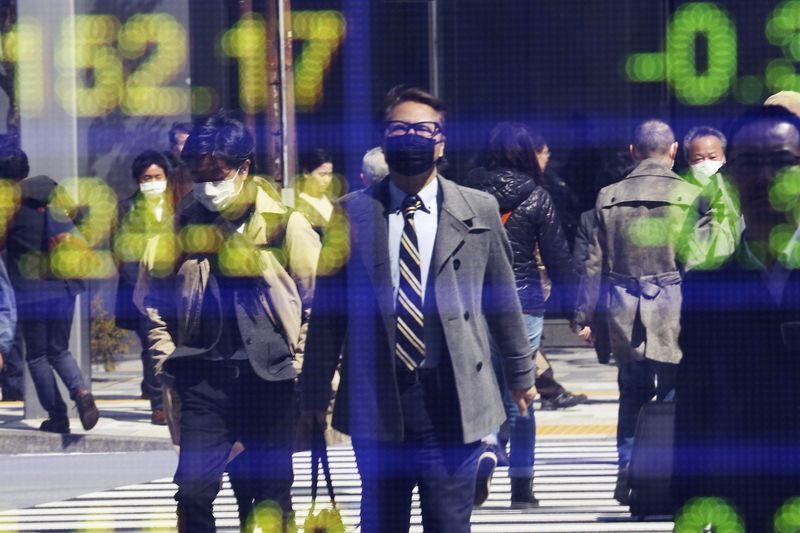 사진은 2020년 3월 일본 도쿄의 한 증권사 전광판 앞을 시민들이 지나가는 모습./사진=뉴시스·AP