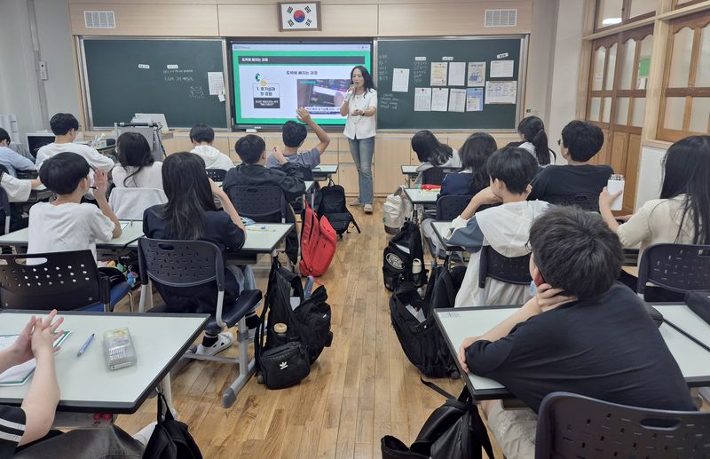 [광주=뉴시스] 20일 경찰청에 따르면 지난 5월 18일부터 시행 중인 '청소년 사이버도박 자진신고 제도'를 통해 현재까지 총 806건이 접수됐다. 사진은 광주연구원 광주지역경제교육센터에서 청소년 대상 도박 근절 프로그램을 운영하고 있는 모습. (사진=광주연구원 제공). photo@newsis.com *재판매 및 DB 금지