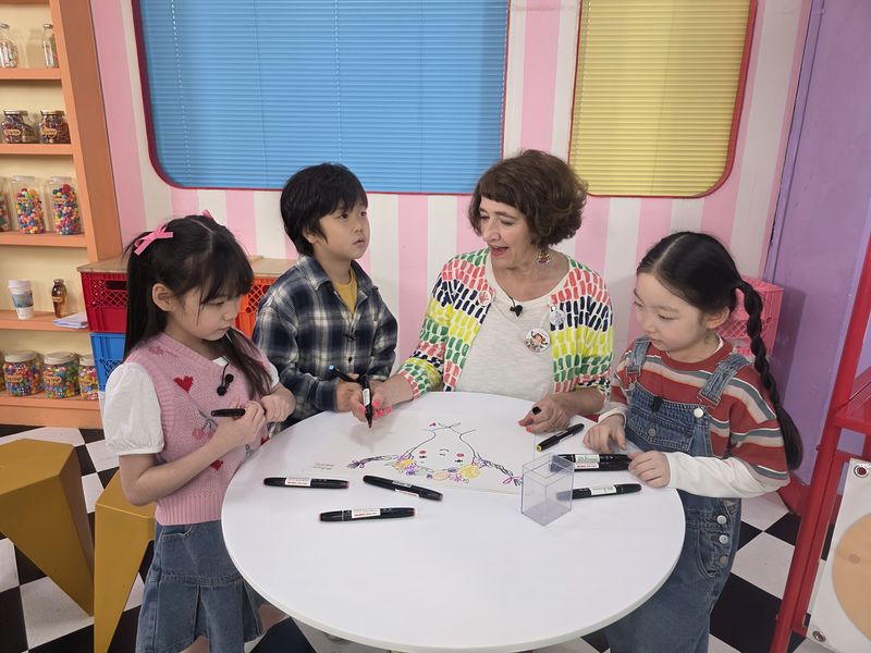 지난 2월 방한한 '리나, 슈퍼히어로'의 에바 알머슨과 어린이들이 대화를 하고 있다. 두비컴 제공