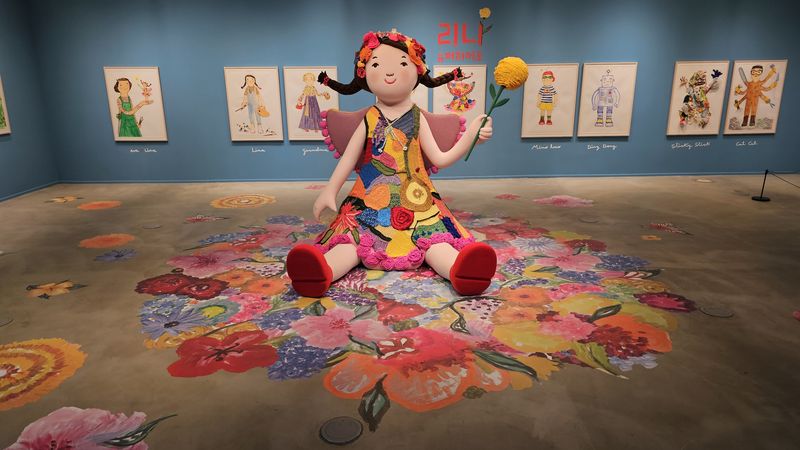 공연과 함께 운영되는 특별전시는 작품 세계를 무대 밖으로 확장한다. 두비컴 제공
