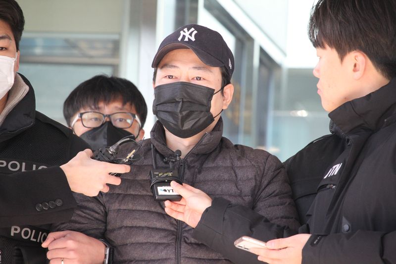 [천안=뉴시스] 최영민 기자=지난 4일 충남 천안시 서북구의 한 아파트에서 층간소음을 이유로 70대 이웃에게 흉기를 휘둘러 숨지게 한 양민준(47)이 12일 천안동남경찰서에서 검찰 송치에 앞서 취재진의 질문에 답하고 있다. 2025.12.12 ymchoi@newsis.com *재판매 및 DB 금지