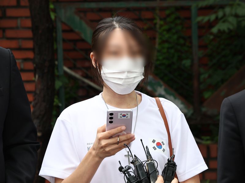 잠실 개표소 봉쇄 시위에서 체육단체 관계자들의 진입을 막아 '올다르크'(올림픽공원+잔 다르크)로 불린 여성 A 씨. 2026.7.10 ⓒ 뉴스1 최지환 기자
