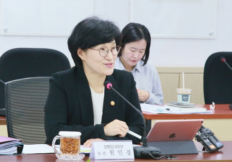 [서울=뉴시스] 김근수 기자 = 원민경 성평등가족부 장관이 지난 3월 27일 오전 서울 종로구 정부서울청사에서 열린 '인신매매 등 방지 정책조정 협의회'에 참석해 인사말을 하고 있다. (사진= 성평등가족부 제공) 2026.03.27. photo@newsis.com *재판매 및 DB 금지