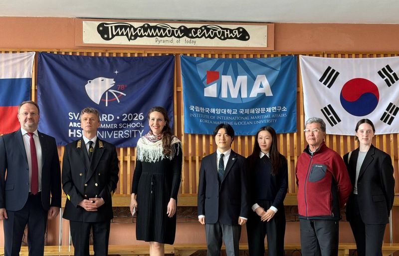 지난달 28일(현지시각) 스발바르 제도 일대에서 열린 국립한국해양대학교 국제해양문제연구소와 러시아 국영기업 트러스트 아르크틱 우골 간의 업무협약 현장. 국립한국해양대학교 제공